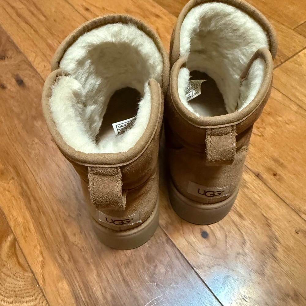 Closet clean out! UGG Women's Boots - Picture 5 of 6